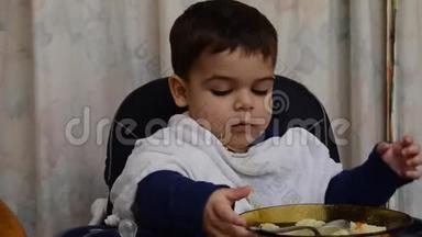 一个半岁的小男孩自己用勺子吃汤